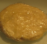 Заворачиваем тесто в пищевую пленку, придаем форму лепешки и кладем в холодильник на время (лучше всего на ночь).