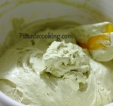 Осторожно вводим в массу взбитые сливки и аккуратно перемешиваем начинку лопаткой, до однородности.	