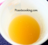 Добавляем персиковый сок и хорошо перемешиваем до равномерности.	