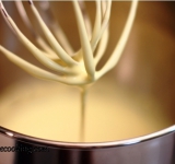 Перемешайте сливки и молоко в кастрюльке, затем добавьте стручок ванили и его мякоть, поставьте на огонь и доведите до кипения. Как только начнет закипать-снять с огня.
Взбейте сахар вместе с желтками до бела, а потом, не переставая взбивать венчиком, тоненькой струйкой влейте молоко (оставьте ванильный стручок в кастрюле). Тщательно взбейте все вместе 1 минуту.