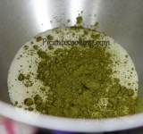 Готовим сырную начинку, для этого в 50 мл сливок замачиваем желатин и хорошо перемешиваем. Через 10 минут нагреваем на малом огне сливки, при постоянном помешивании до полного растворения желатина. Очень важно не перегреть массу, температура не должна подняться выше 60 градусов. Остальные сливки взбиваем с чаем до устойчивых пиков.	