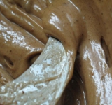 Для начала разогрейте духовку до 180 градусов. Теперь при помощи кухонного комбайна или простого миксера взбейте вместе масло, яйца и сахар до того момента, пока масса не станет воздушной и однородной. Слегка порубите клюкву. В отдельной миске смешайте пекарский порошок, корицу, муку, клюкву, овсяные хлопья.