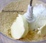 В блендере растираем печенье до мелких крошек.	