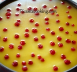 Ставим форму с чизкейком в холодильник на час. Когда желатин начнет схватываться выкладываем ягоды, и ставим в обратно в холодильник до полного застывания.	