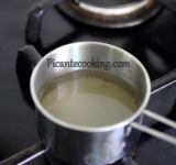 Как только сырная масса застынет, приступаем к приготовлению желе. Для этого из воды и сахара делаем сироп, остужаем и вводим в желатин. Мешаем его до полного растворения.	