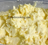 Через 12 часов кремовую массу процеживаем через сито, перекладываем в мороженицу и замораживаем до полумягкого состояния. Когда масса почти заморозилась, добавляем яблоки и кальвадос. Продолжаем замораживать. Готовую массу перекладываем в чистую посуду с крышкой и ставим в морозилку для окончательного затвердевания. Это займет пару часов.