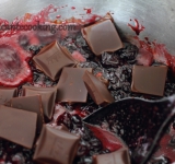 Снимаем массу с огня, вливаем ром и добавляем измельченный шоколад. Массу перемешиваем до однородности, шоколад должен растопиться.