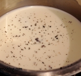 Для начала в сотейник налейте молоко и выскребите ванильные зернышки (для этого стручок нужно разрезать пополам). Когда молоко закипит- снимите его с огня.