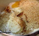 Для начала разогрейте духовку до 180 градусов. Выложите фундук в жаропрочную посуду и поставьте орехи в духовку минут на 10-12, чтобы они подрумянились. Когда орешки подрумянятся- высыпьте их на полотенце, заверните и тщательно потрите, чтобы очистить от кожуры. Дайте им полностью остыть. Теперь измельчите их в блендере. Смешайте все ингредиенты кроме джема и сахарной пудры, и быстро замесите крутое тесто. Поставьте в холодильник на 30-40 минут.	