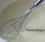 Медленной струйкой, при постоянном помешивании вливаем желатин, перемешиваем до однородности.	