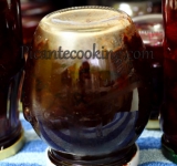 Разливаем десерт по стерилизованным горячим банкам и закрываем крышками. Выставляем банки на полу вверх дном. Десерт хранится в прохладном месте до 4-х месяцев.