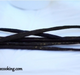 Для начала разрежьте стручок ванили пополам и выскребите ножом темную ароматную мякоть внутри.