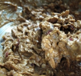 Тщательно перемешайте и выложите смесь в яичную массу. Хорошенько все перемешайте, пока масса не станет более или менее однородной.