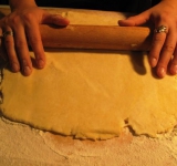 Далее тесто раскатываем и придаем форму для выпекания.