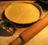 Тесто для пирогов готово. Количество ингредиентов хватит для приготовления двух открытых пирогов. Кулинарных вам успехов и вдохновения!
Cсылка на оригинальный рецепт: picantecooking.com/recipe/nailuchshee-testo-dlya-piroga-klassika-zhanra