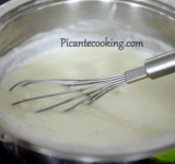 Крем фреш и половину сахара при постоянном помешивании доводим до кипения, но не кипятим. С первыми пузырьками снимем крем с огня.