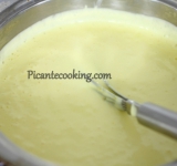 Массу переливаем в кастрюлю и ставим на малый огонь. При постоянном помешивании доводим массу до состояния соуса. При проворачивании ложки, она должна быть полностью укутана кремом. Остужаем молочную смесь, можно поставить кастрюлю с ней в емкость со льдом. Затем накрываем кастрюлю крышкой и ставим в холодильник на 12 часов.