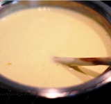 Полученную массу перелейте в кастрюлю с ванильным стручком и поставьте на маленький огонь. Постоянно мешайте и варите, пока смесь не начнет напоминать густой соус. Снимите с огня.
Теперь как можно быстрее остудите смесь (например, обложив кастрюлю льдом). Плотно укройте крышкой и поставьте в холодильник на 12 часов, вместе со стручком ванили.
Когда пройдет 12 часов- процедите полученную массу через мелкое сито. Достаньте ванильный стручок, а массу перелейте в контейнер и заморозьте. Когда масса начнет напоминать мягкое мороженое- переложите ее в другую посуду, закройте крышкой и окончательно заморозьте, примерно час-два. Готово!
Ссылка на источник рецепта:
www.picantecooking.com/recipe/vanilnoe-morozhenoe