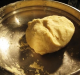 Руками вымешиваем тесто. Работать надо очень быстро, чтобы ингредиенты не успели нагреться. Постепенно добавляем воду, разминаем тесто и скатываем в шар. Не стоит переусердствовать, тесто с вкраплениями масла – то что необходимо.