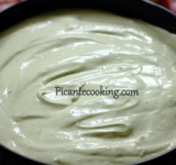 Выкладываем сырную массу в форму на основу и ставим чизкейк в холодильник для застывания на 3-4 часа.	