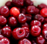 Вишни моем, извлекаем косточки.