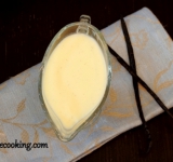 Последний штрих- снимите соус с огня и добавьте к нему масло, полностью его растопите, а затем готовый соус перетрите через сито. Готово!
Ссылка на источник рецепта www.picantecooking.com/recipe/teplyi-vanilnyi-sous