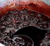 Ягоды с сахаром доводим до кипения и варим на среднем огне, периодически снимая пену до состояния густого сиропа. Это займет примерно 20-25 минут.