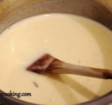 Тщательно взбейте желтки с сахаром. Продолжая постоянно взбивать добавьте крахмал и вливайте струйкой молоко. Когда масса станет однородной, перелейте все назад в сотейник. Снова поставьте на огонь и, помешивая, доведите соус до нужной консистенции, учитывая то, что при остывании он станет еще гуще.