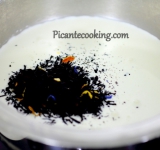 Сливки перемешиваем с молоком, добавляем чай и доводим до кипения, но не кипятим, снимаем с огня.