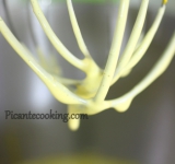 Желтки взбиваем добела с оставшимся сахаром. Продолжая взбивать, тонкой струйкой вливаем крем. Взбиваем массу еще минуту.