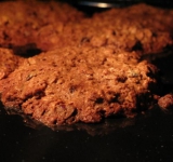 Смажьте противень растопленным сливочным маслом и начинайте формировать печенье. Для этого просто выкладывайте по ложке теста так, чтобы расстояние между печеньками было примерно 2 см. Немного приплюсните каждую печеньку и отправьте противень в духовку минут на 15 20, пока печенье не зарумянится.
ВНИМАНИЕ: не перепеките печенье! Вынимайте его еще мягким и дайте остыть на противне. Печенье станет хрустящим после остывания.
ИДЕЯ: Можете использовать только белый сахар, привкус и цвет будет не тот, аромат немного изменится, но печенье будет более хрустящим. Вместо клюквы можете взять изюм, вишни или другие сушеные фрукты и ягоды!
Ссылка на источник рецепта www.picantecooking.com/recipe/khrustyashchee-ovsyanoe-pechene