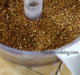 Грецкие орехи вместе с сахаром и корицей измельчаем до однородной крошки.	