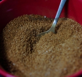 Готовое тесто разделяем на 2 части, прикрываем полотенцем и оставляем еще на 20 минут. Перемешиваем сахар с корицей.	