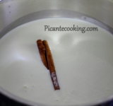 Сливки с молоком перемешиваем, добавляем корицу, доводим раствор до кипения но не кипятим. Снимаем с огня.