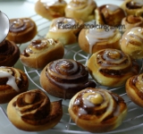 Слегка остывшие булочки поливаем глазурью и подаем к столу.	