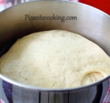 Замешиваем однородное, но липкое тесто, вымешиваем 5-8 минут, чтобы оно стало более эластичным. Накрываем миску с тестом влажным полотенцем и оставляем на час при комнатной температуре.