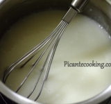 В небольшой миске перемешиваем сахарную пудру, экстракт и 2-3 ст. ложки кипящей воды, до состояния однородного соуса.	