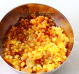 Заливаем изюм кипятком, оставляем на 5 минут, воду сливаем. Затем к изюму добавляем цедру и заливаем ромом на 2-3 часа. По истечению времени ром сливаем, изюм и цукаты обсушиваем и перед добавлением в тесто обкатываем в муке.