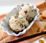 Мороженое готово.
Раскладываем десерт по креманкам и подаем к столу. Приятного аппетита!
Cсылка на оригинальный рецепт: www.picantecooking.com/recipe/morozhenoe-s-romom-i-sukhofruktami