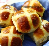 Сдобные, пышные, пасхальные булочки готовы, горячими подаем к столу. Приятного аппетита!
Cсылка на оригинальный рецепт: www.picantecooking.com/recipe/angliiskie-krestovye-bulochki-hot-cross-buns