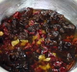 Мелко измельчаем сухофрукты, заливаем ромом и оставляем в холодильнике на 12 часов.