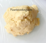 Заворачиваем готовое тесто в пищевую пленку и помещаем в холодильник на час.	