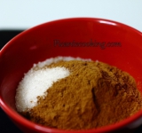 Готовим опару, для этого в большой миске перемешиваем молоко, дрожжи и муку. Накрываем миску чуть влажным полотенцем и оставляем при комнатной температуре на час.	