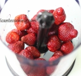 Клубнику, ликер помещаем в чашу блендера и перемешиваем до однородности.	