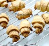 Выпекаем булочки до готовности 10-12 минут. Вынимаем готовую выпечку из духовки и перекладываем на решетку, чтобы остудить.	