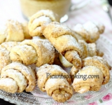 Остывшие рожки посыпаем сахарной пудрой и подаем к столу! Приятного чаепития! 
 
Cсылка на оригинальный рецепт:  www.picantecooking.com/recipe/pesochnye-orekhovye-rogaliki-s-koritsei 	