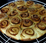 Ставим форму в предварительно разогретую духовку на 18-20 минут, если они готовятся по отдельности, или на 25-30 минут, если запекаем в круглой форме. Вынимаем булочки из духовки и перекладываем на решетку для остывания.	