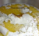 Через час готовим основное тесто, добавляем к опаре муку, соль, сахар. Желток взбиваем с топленым маслом и добавляем к тесту. Хорошенько вымешиваем тесто 8-10 минут вручную. Тесто должно получиться мягким, но эластичным.	