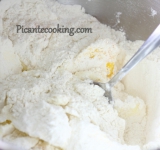 Масло растираем с мукой и 3 ст. ложками сахара. Сметану взбиваем с желтками и добавляем в тесто. Быстро замешиваем тесто, чтобы сильно не разогреть руками.	