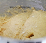 Вводим в теплое молоко дрожжи, хорошо перемешиваем. Добавляем муку, специи, сахар и яйцо.